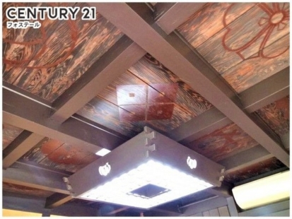 木目の美しい紋様が描かれた天井