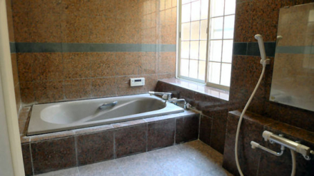 お風呂は温泉です。加熱不要で45℃のお湯がでます。