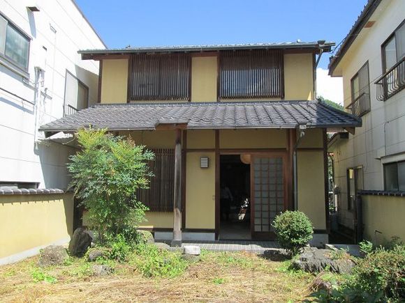 桜と歴史の城下町「信州高遠」ご城下通りに奥まって佇む風情ある建物 2