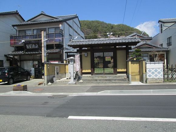 桜と歴史の城下町「信州高遠」ご城下通りに奥まって佇む風情ある建物 4