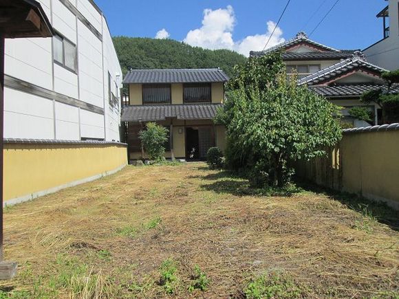 桜と歴史の城下町「信州高遠」ご城下通りに奥まって佇む風情ある建物 3