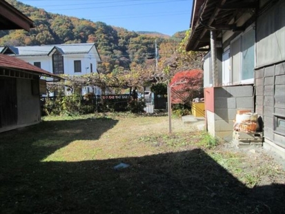 南側庭の様子 向かいの白い建物は郵便局です。