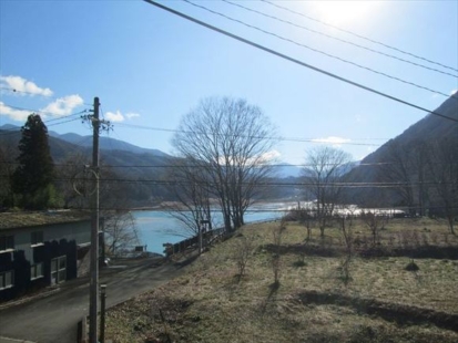 目の前に美和湖の景色が広がります