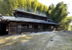 昭和硝子やレトロな建具、カマドのある土間が、古き良き時代を感じさせる古民家です。