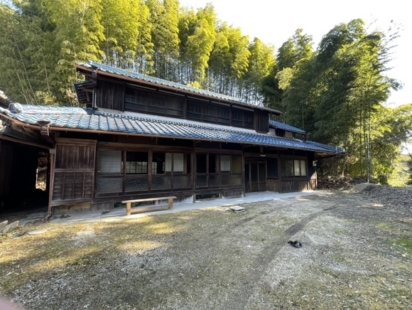 昭和硝子やレトロな建具、カマドのある土間が、古き良き時代を感じさせる古民家です。