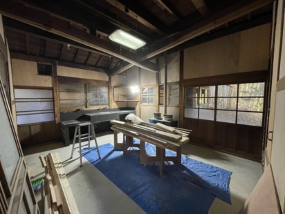 土間打ちの水廻りは、古民家ならでは！！昭和硝子が印象的なキッチンを、新たに新設！！